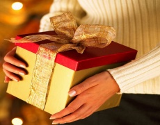 Как да направите коледен подарък, който сгрява сърцето? 