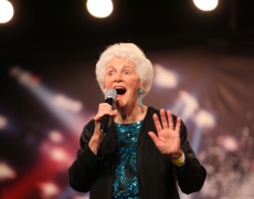 Тя е на 91 и възхити всички с гласа си (видео)