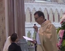 Един свещеник впечатли цял свят с песента си 
