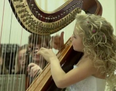Прекрасно! 10-годишен ангел свири божествено на арфа (видео)