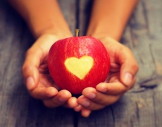 Гадаене с ябълки показва ще ни провърви ли в любовта