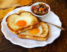 Яйце във филийка – страхотна бърза закуска! 