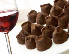 Диета с шоколад, вино и боровинки защитава сърцето от мръсния въздух