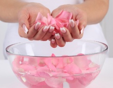 6 идеи как да ползваме розова вода в грижата за красотата
