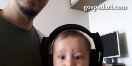 Бебе слуша рок музика за пръв път