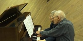 90-годишни съпрузи свирят Бах заедно