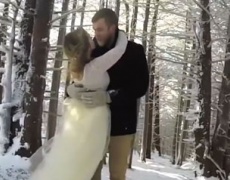 Куче снима сватбата на стопаните си 