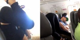 Жена практикува йога по време на полет