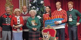 И английската Кралица подноси Коледен пуловер, но с куче
