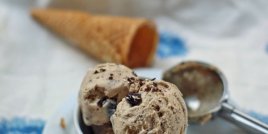 Домашен сладолед с шоколад и бисквити