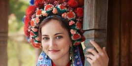 Жени и деца с традиционни украински корони
