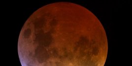 Пикът на затъмнението на днешната кървава Луна наближава