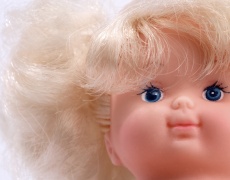 В САЩ пуснаха псуваща кукла за Коледа