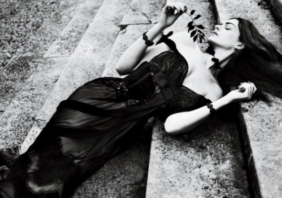Ан Хатауей в образа на жена-вамп 