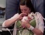 Историята на едно недоносено бебе, която разтопи сърцата на цял свят (видео)