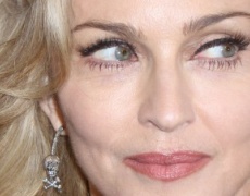 Мадона пуска „Living for Love” за Коледа