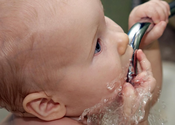 Водата може да е вредна за бебетата