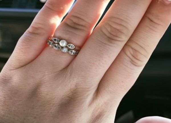 Пост на жена с годежен и брачен пръстен за 130 долара става вайръл