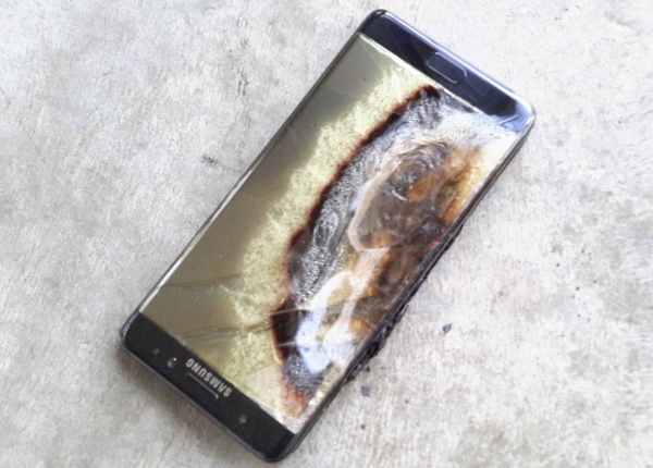 Смартфон на "Samsung" избухна в ръцете на дете
