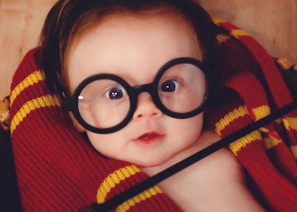 Прекрасна фотосесия на бебе облечено като Хари Потър