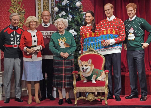 И английската Кралица подноси Коледен пуловер, но с куче