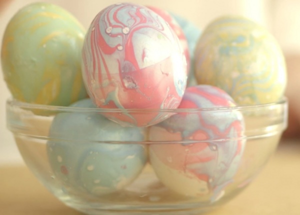Как да украсим пъстри, мраморни яйца за Великден