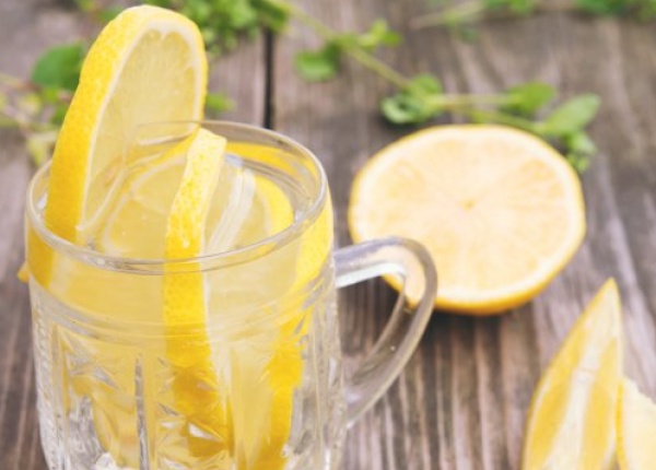 Полезните ефекти на водата с лимон
