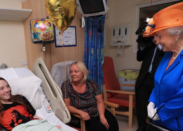 Кралицата осъжда "злобната" атака в Манчестър, като посещава млади жертви в болницата