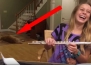 Момиче практикува свирене на флейта. Сега гледайте как реагира кучето й ... Забавно!  