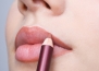Как да изберете и нанасяте молив за устни