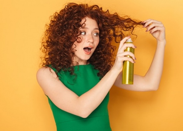 Как правилно да нанасяте спрей за коса?