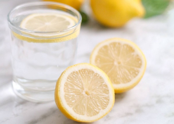 Защо трябва да пиете лимонена вода всяка сутрин?