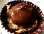 Рецепта за шоколадово-орехови сладки с карамел 