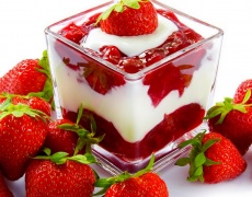 Лесен десерт с ягоди и извара 
