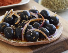 Гръцка яхния с лук и маслини