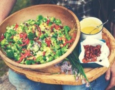 Каубойска салата с броколи